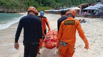 Tenggelam di Pantai Atuh, Nyawa Turis Jepang Melayang
