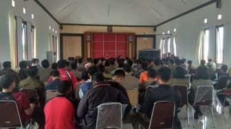 Buruh Serbu Kantor Satpol PP Blitar, Protes Gajinya Disunat Rp 100 Ribu