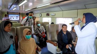 Sosialisasi pencegahan Corona kepada penumpang di Stasiun Depok, Jawa Barat, Jumat (6/3). [Suara.com/Alfian Winanto]