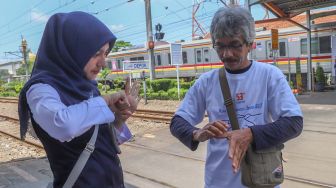 Petugas mengajarkan cara mencuci tangan yang benar di Stasiun Depok, Jawa Barat, Jumat (6/3). [Suara.com/Alfian Winanto]