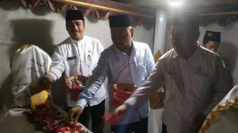 Mau Virus Corona Tak Masuk Gresik, Wakil Bupati Berdoa di Makam Sunan Giri