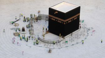 Petugas membersihkan Ka'bah di dalam Masjidil Haram, Mekkah, Arab Saudi, Kamis (5/3).  [AFP/ABDEL GHANI ]