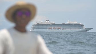 Kapal pesiar berbendera Norwegia Viking Sun melakukan lego jangkar di perairan Benoa, Bali, Sabtu (7/3). [ANTARA FOTO/Fikri Yusuf]