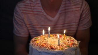 Ayah Meninggal di Hari Ulang Tahun, Keluarga Bawa Kue Tart Saat Upacara Kremasi