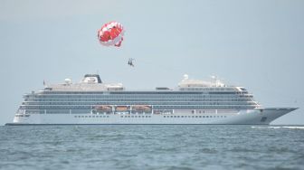 Kapal pesiar berbendera Norwegia Viking Sun melakukan lego jangkar di perairan Benoa, Bali, Sabtu (7/3). [ANTARA FOTO/Fikri Yusuf]