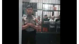 Viral Video Polisi Jadi Imam Salat di Penjara, Jemaahnya di Belakang Jeruji Besi