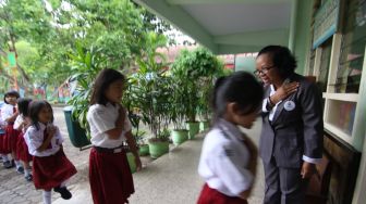 Sekolah di Banyuwangi Mulai Tolak Salaman karena Takut Virus Corona