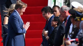 Raja Belanda Willem Alexander (kiri) disambut Menko Perekonomian Airlangga Hartarto (kedua kiri) dan Menteri Luar Negeri Retno Marsudi (ketiga kiri) saat tiba di Bandara Halim Perdanakusuma, Jakarta Timur, Senin (9/3).  [ANTARA FOTO/Sigid Kurniawan]
