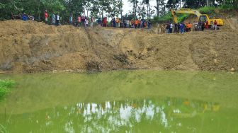 Warga menyaksikan tempat galian C lokasi tenggelamnya santri dan seorang Kyai di Dusun Sobotuwo, Kronggen, Brati, Grobogan, Jawa tengah, Senin (9/3). [ANTARA FOTO/Yusuf Nugroho]