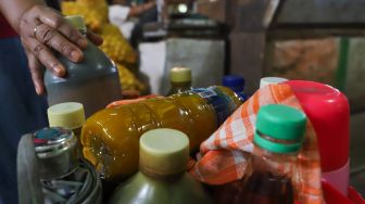 Botol-botol jamu yang dijual Ibu Endang di Pasar Induk, Kramat Jati, Jakarta Timur, Senin (9/3). [Suara.com/Alfian Winanto]
