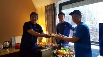 Marcus Gideon Ultah, Tim Indonesia Potong Tumpeng di Inggris