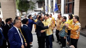 Peluk-pelukan di DPP Golkar, Airlangga ke Paloh: Selamat Kembali ke Rumah