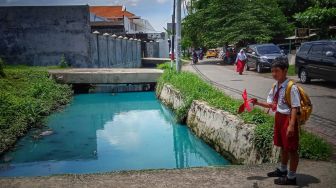 Geger! Air Selokan Depan Rumah Gubernur Jatim Khofifah Jadi Warna Hijau