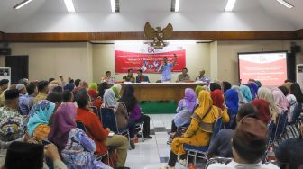 Suasana Program Edukasi Industri Jasa Keuangan Bertema Tantangan & Solusi Industi Jasa Keuangan ditengah Virus Covid 19 di Aula Kantor Kecamatan Jakarta Barat, Senin (9/3). [Suara.com/Alfian Winanto]