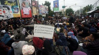 Ribuan Aktivis yang tergabung dalam Aliansi Rakyat Bersatu (ARB) melakukan aksi damai #GejayanMemanggil Menolak Omnibuslaw di Gejayan, Sleman, D.I Yogyakarta, Senin (9/3).  [ANTARA FOTO/Andreas Fitri Atmoko]