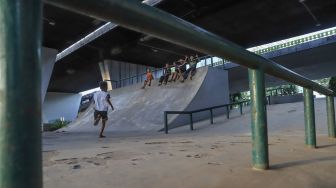 Lantai rusak disisi lain area Skate park Fly Over Slipi, Jakarta Pusat, Senin (9/3). [Suara.com/Alfian Winanto]
