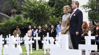 Raja Belanda Willem Alexander (kanan) didampingi Ratu Maxima Zorreguieta Cerruti saat berkunjung ke Ereveld Menteng Pulo, Jakarta, Selasa (10/3).  [ANTARA FOTO/Hafidz Mubarak]