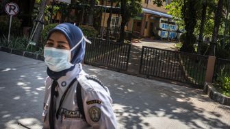 Petugas menggunakan masker di dekat ruang isolasi RSPI Sulianti Saroso, Jakarta, Selasa (10/3). [ANTARA FOTO/Aprillio Akbar]