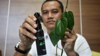 Hand sanitizer spray nanopolimer berbahan herbal hasil temuannya yang diberi nama "piper antis" saat konferensi pers di kampus UGM, Sleman, DI Yogyakarta, Selasa (10/3).  [ANTARA FOTO/Andreas Fitri Atmoko]