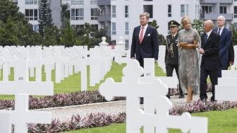 Raja Belanda Willem Alexander (kiri) didampingi Ratu Maxima Zorreguieta Cerruti (tengah) berbincang dengan Direktur Oorlogs Graven Stichting (Yayasan Makam Kehormatan Belanda) Robbert Van De Rijdt (kanan) saat berkunjung ke Ereveld Menteng Pulo, Jakarta, Selasa (10/3). [ANTARA FOTO/Hafidz Mubarak]