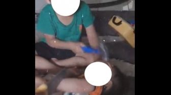 Ditinggal Mandi, Ibu Ini Terkejut Lihat Bayinya 'Digergaji' oleh Balita