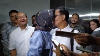 Cium Bibir Suami Begitu Bebas dari Penjara, Karen Agustiawan: Mau Kelonan