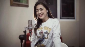 Selly Sel Tuangkan Nikmatnya Martabak ke Dalam Lagu