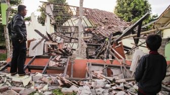 Warga melihat bangunan sekolah ambruk akibat gempa bumi di kecamatan Kabandungan, Sukabumi, Jawa Barat, Rabu (11/3).  [ANTARA FOTO/Budiyanto]