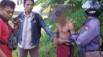 Cowok Kurus Bikin Kaget Pamer Penis di Depan Cewek di Pinggir Jalan