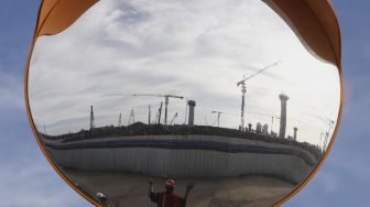 Suasana proyek pembangunan Jakarta International Stadium (JIS) di Tanjung Priok, Jakarta Utara, Rabu (11/3).  [Suara.com/Angga Budhiyanto]