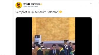 Cegah Corona, Para Wisudawan Unnes Disemprot Hand Sanitizer Sebelum Salaman