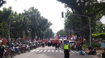 Setelah Demo di Depan Kantor Anies, Massa Buruh Tutup Jalan di Depan DPRD