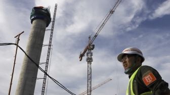 Petugas memantau proyek pembangunan Jakarta International Stadium (JIS) di Tanjung Priok, Jakarta Utara, Rabu (11/3).  [Suara.com/Angga Budhiyanto]