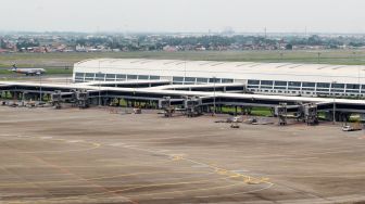 Suasana sepi terlihat di Apron atau parkir pesawat untuk penerbangan internasional dengan maskapai luar negeri pasca maraknya isu COVID-19 di Bandara Soetta, Tangerang, Banten, Rabu (11/3). [ANTARA FOTO/Muhammad Iqbal]