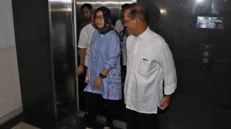 Mantan Dirut Pertamina Karen Agustiawan ketika keluar dari lift di Kejaksaan Agung Republik Indonesia, Jakarta, Selasa (10/03). [Suara.com/Alfian Winanto]