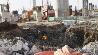 Pekerja menyelesaikan proyek pembangunan Jakarta International Stadium (JIS) di Tanjung Priok, Jakarta Utara, Rabu (11/3).  [Suara.com/Angga Budhiyanto]