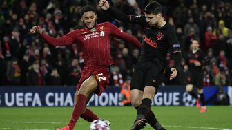 Striker Atletico Madrid Alvaro Morata menendang bola selama pertandingan Liga Champions babak 16 besar antara Liverpool melawan Atletico Madrid di Anfield, Liverpool, Inggris, Kamis (12/3) dini hari WIB
[JAVIER SORIANO / AFP]