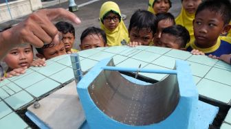 Mengenalkan Jam Matahari ke Siswa SD