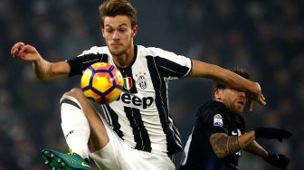 Bek Juventus, Daniele Rugani (kiri) bersaing untuk mendapatkan bola dengan pemain tengah Atalanta asal Argentina Alejandro Dario Gomez selama pertandingan sepak bola Serie A Italia antara Juventus dan Atalanta pada 3 Desember 2016 di 'Stadion Juventus' di Turin.