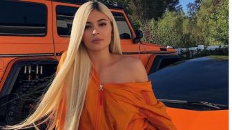 Punya Koleksi Mobil Warna Jeruk, Pose Kylie Jenner Auto Keren