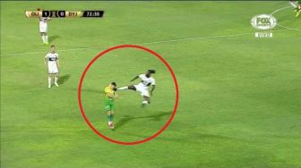 Adebayor Lakukan Pelanggaran Brutal di Piala Libertadores, Tenjang Kepala Lawan Pakai Kaki