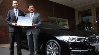 Ramesh Divyanathan, President Director BMW Group Indonesia (kiri) dan Batara Sianturi, Chief Country Officer Citibank Indonesia (kanan) saat meresmikan program cicilan 0% Inovatif di Hotel Grand Hyatt, Jakarta, Kamis (12/3). [Suara.com/Alfian Winanto]