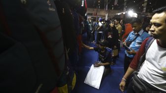 Sejumlah pengunjung memilih barang yang dijajakkan di salah satu lapak di bazar outdoor Indonesia Outdoor Festival (Indofest) 2020 di Jakarta Convention Center (JCC), Jakarta, Kamis (12/3). [Suara.com/Angga Budhiyanto]