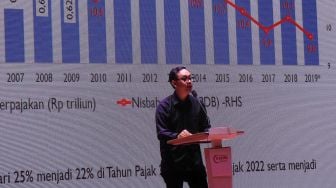 Pengamat ekonomi Bhima Yudhistira menyampaikan paparannya dalam acara 'Opposition Leaders Economic Forum' di Jakarta, Jumat (13/2). [Suara.com/Oke Atmaja]