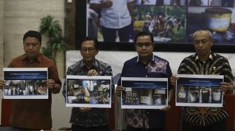 Kepala Biro Hukum, Kerjasama dan Komunikasi Publik Bapeten Indra Gunawan, Kepala Biro Humas Batan Heru Umbara, Kepala Bagian Penerangan Umum Divisi Humas Polri Kombes Pol Asep Adi Saputra dan Direktur Tindak Pidana Tertentu Bareskrim Brigjen Pol Mohamad Agung Budijono menunjukkan foto TKP penemuan barang bukti zat radioaktif dan foto barang bukti usai memberi keterangan pers terkait Penyidikan Tindak Pidana di Bidang Ketenaganukliran di Gedung Bareskrim Polri Jakarta, Jumat (13/3). [Suara.com/Angga Budhiyanto]