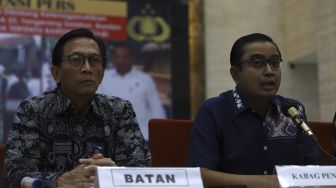 Kepala Bagian Penerangan Umum Divisi Humas Polri Kombes Pol Asep Adi Saputra (kanan) didampingi Kepala Biro Humas Batan Heru Umbara (kiri) memberi keterangan pers terkait Penyidikan Tindak Pidana di Bidang Ketenaganukliran di Gedung Bareskrim Polri Jakarta, Jumat (13/3). [Suara.com/Angga Budhiyanto]