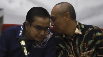 Direktur Tindak Pidana Tertentu Bareskrim Brigjen Pol Mohamad Agung Budijono (kanan) berbincang dengan Kepala Bagian Penerangan Umum Divisi Humas Polri Kombes Pol Asep Adi Saputra (kiri) saat Penyidikan Tindak Pidana di Bidang Ketenaganukliran di Gedung Bareskrim Polri Jakarta, Jumat (13/3). [Suara.com/Angga Budhiyanto]