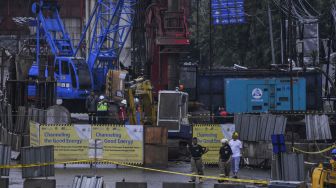 Sejumlah petugas menanggulangi kebocoran gas bumi PGN di Cakung, Jakarta Timur, Kamis (12/3). [ANTARA FOTO/ Fakhri Hermansyah]