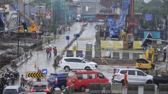 Suasana penutupan jalan akibat kebocoran gas bumi PGN di Cakung, Jakarta Timur, Kamis (12/3). [ANTARA FOTO/ Fakhri Hermansyah]