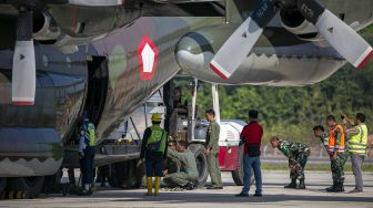 Personel TNI Angkatan Udara dengan menggunakan alat berat menurunkan bahan material yang akan digunakan untuk pembangunan rumah sakit khusus Corona (COVID-19) dari pesawat Hercules C-130 di Bandara Hang Nadim Batam, Kepulauan Riau, Kamis (12/3). [ANTARA FOTO/M N Kanwa]